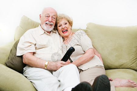 在家放松的老年夫妇喜欢看电视图片