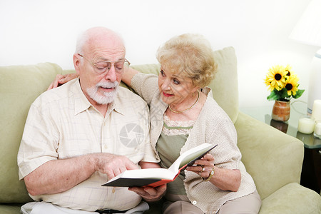 年长夫妇在家放松读书图片