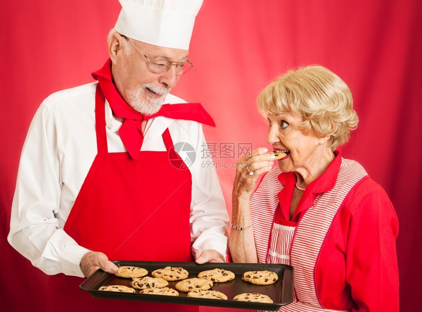 家庭主妇在面包店品尝饼干看它们是否和自制的一样好图片