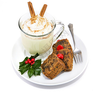 一块圣诞水果蛋糕和美味的冰淇淋蛋酒孤立在白色图片