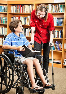 学校图书馆里有两个残疾儿童一在轮椅上拐杖图片