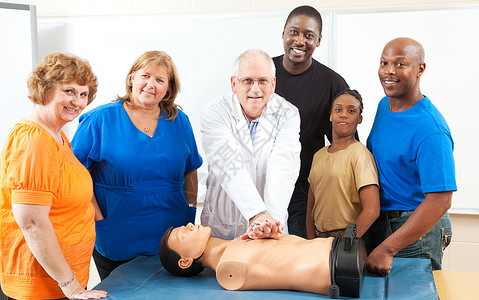 成人教育班级学习由医生提供CPR急救图片