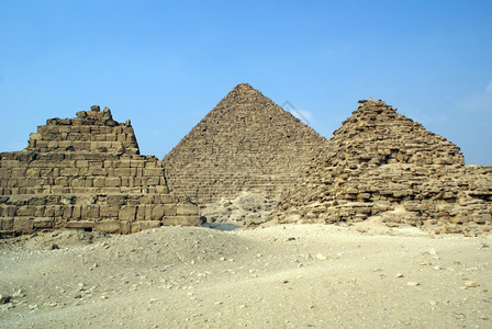 埃及吉萨的三座金字塔和沙漠图片