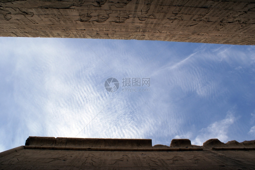 埃及爱德福寺的两面墙壁和天空图片