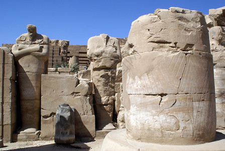 埃及卢克索卡纳寺庙内雕像和柱子图片