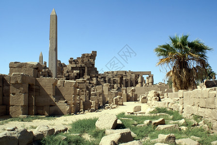 埃及卢克索卡纳寺庙的方尖碑和废墟高清图片
