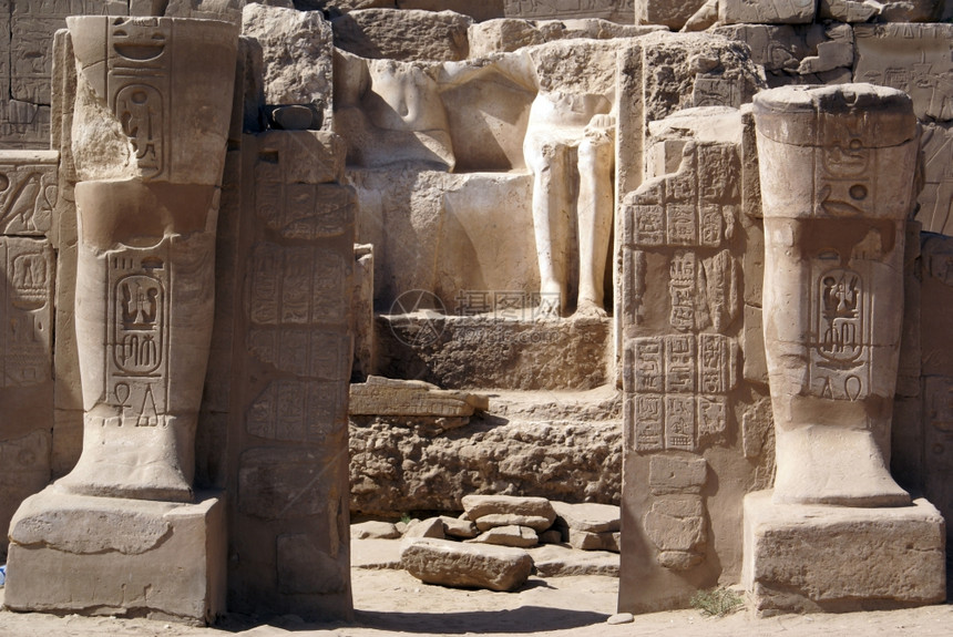 埃及卡纳克寺庙的雕像墙壁和柱子图片