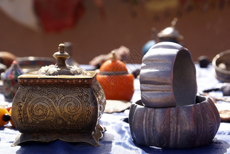 摩洛哥桌上的银纪念品图片