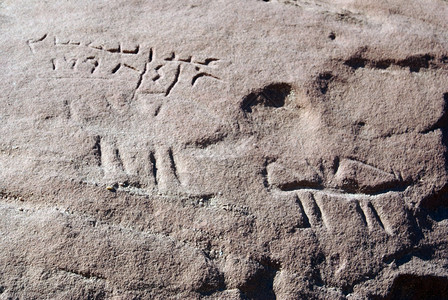 在约旦瓦迪鲁姆沙漠的大石头上信图片