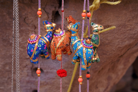 在约旦佩特拉作为纪念品的小骆驼背景图片