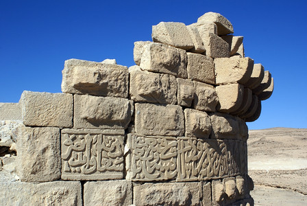 约旦Shobak城堡塔上的阿拉伯字母图片