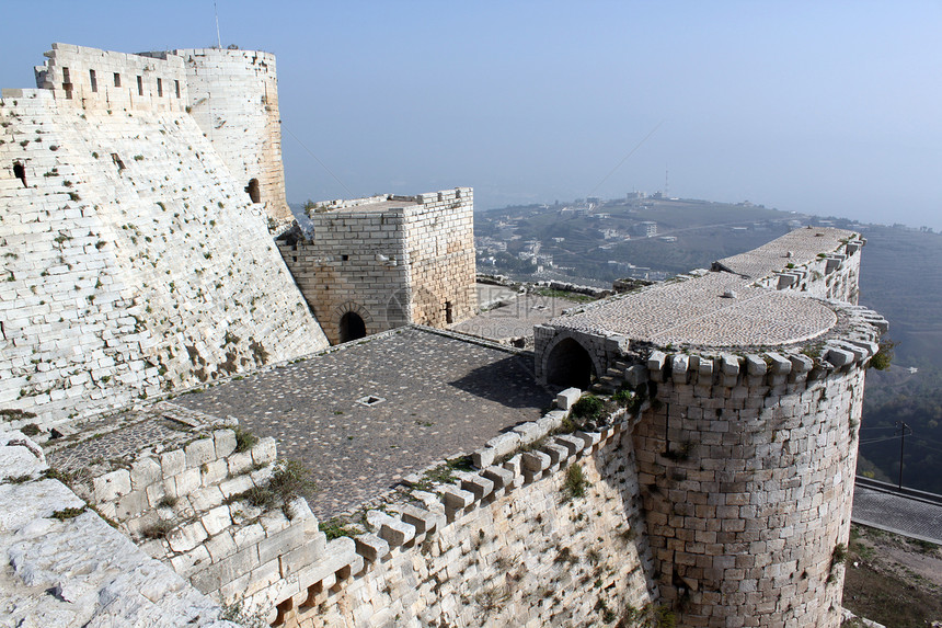 克拉德谢瓦利耶城堡的墙壁和塔图片