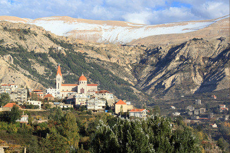 黎巴嫩的山雪和城镇Bharre图片