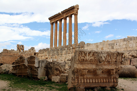 里贝罗黎巴嫩Baalbeck罗曼寺庙的废墟和柱石背景
