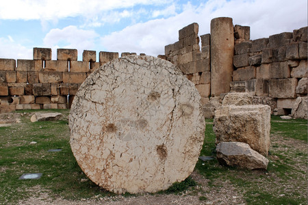庞贝石柱黎巴嫩BaalbeckBaalbeck大理石柱和寺庙废墟背景