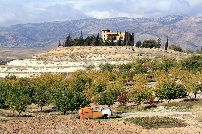 黎巴嫩贝卡谷地Aurumn果园和汽车图片