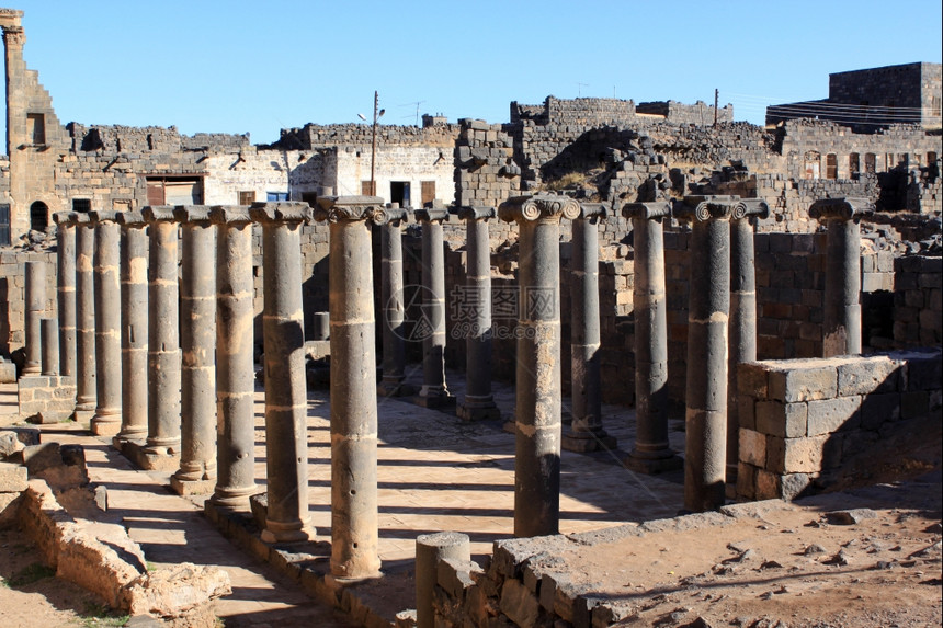 旧博斯拉的废墟和拜萨尔柱图片