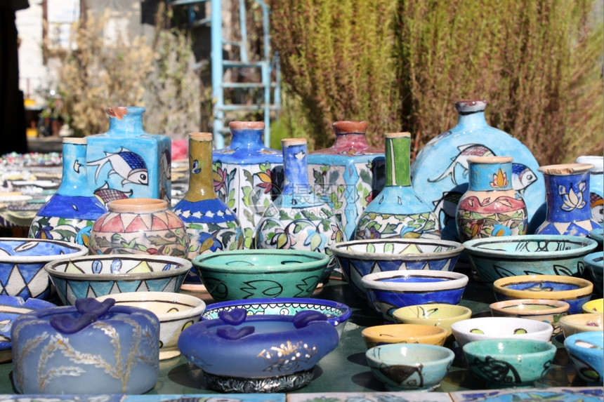 Bosra街桌上的蓝陶瓷图片