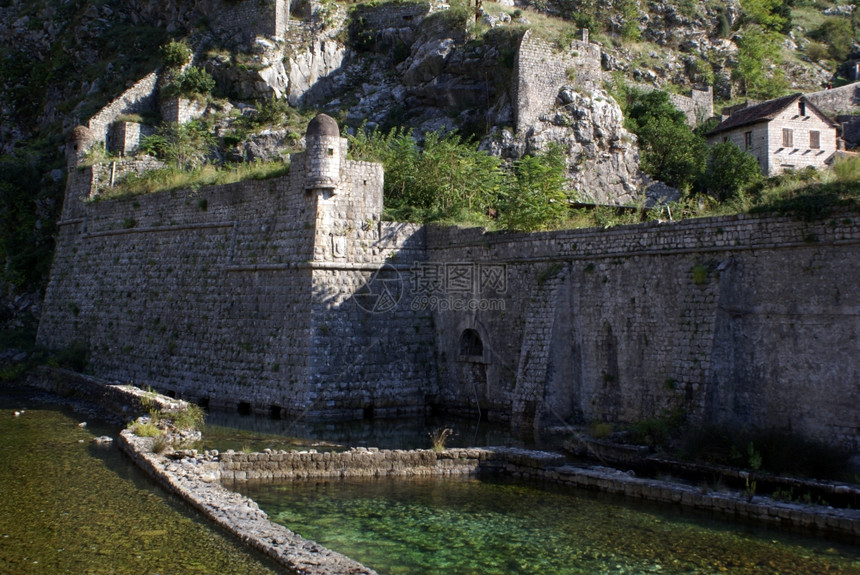 黑山科托尔的水和隔离墙图片