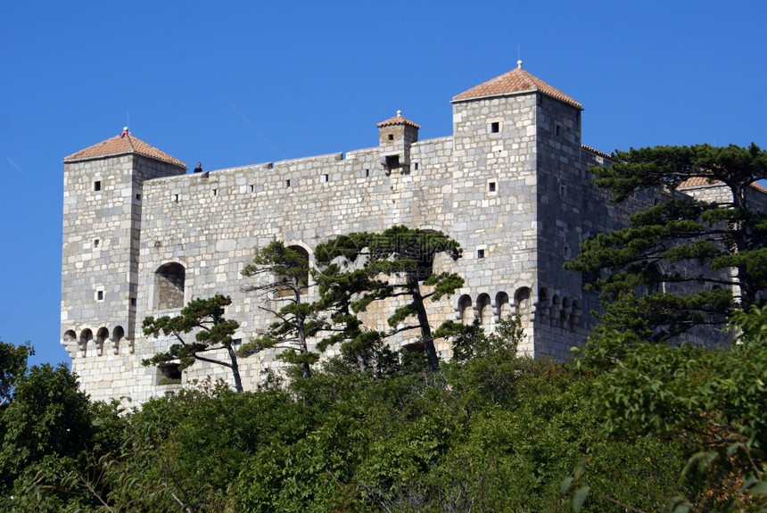 克罗地亚Senj的Nehai城堡和森林图片