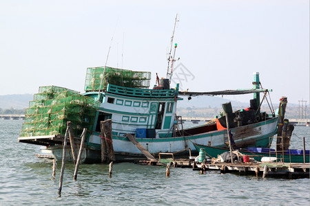 在柬埔寨波浪海岸附近有网的渔船图片