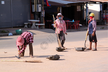 人们在柬埔寨街头打工图片