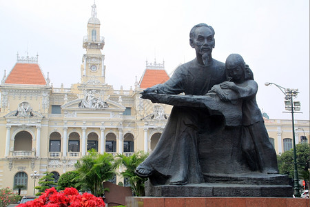 越南塞贡市政厅附近的胡志明雕像图片
