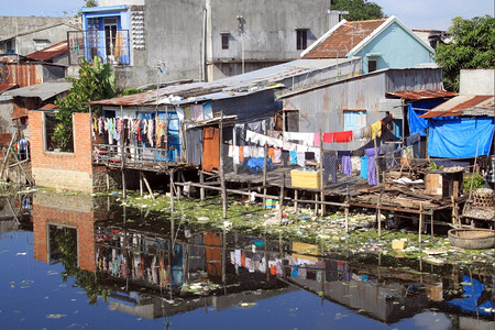 越南NhaTrang渔村的房屋和贫穷图片