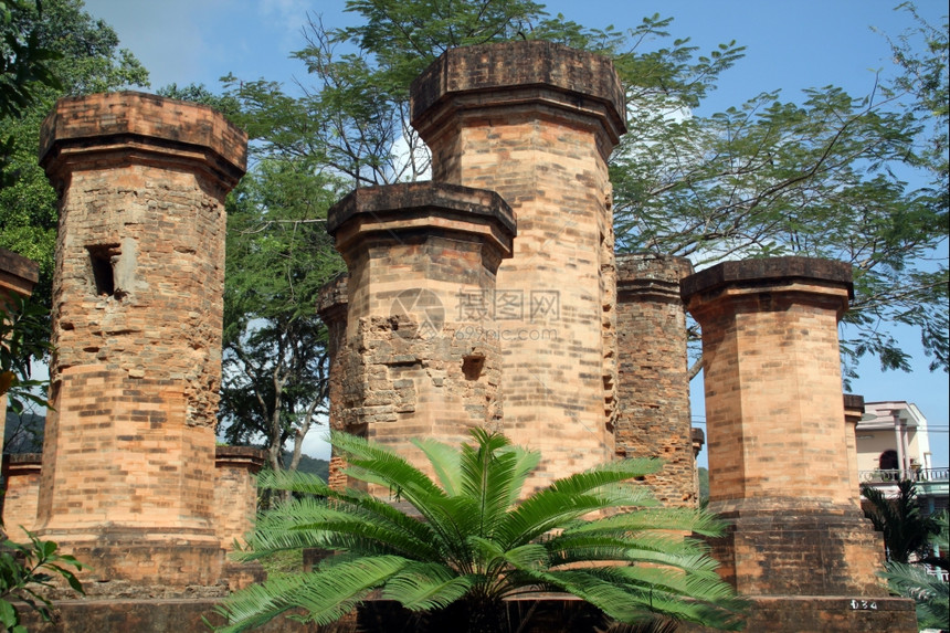 越南NhaTrang旧Cham寺庙的砖柱图片