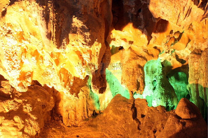 越南哈隆湾大洞穴墙壁上的明亮颜色图片