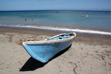 格林纳达加勒比岛沙滩上的蓝船图片