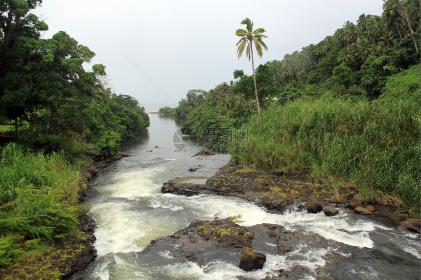 Falefa瀑布和靠近萨摩亚乌波卢岛海洋的河流图片