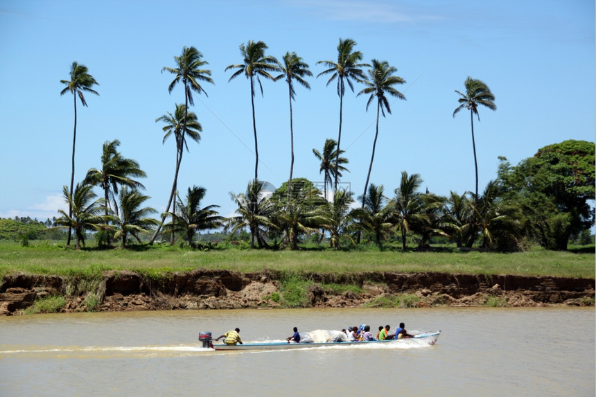 斐济农村地区在河上乘机动船的人图片