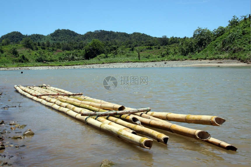 斐济农村地区河边的竹布木筏图片