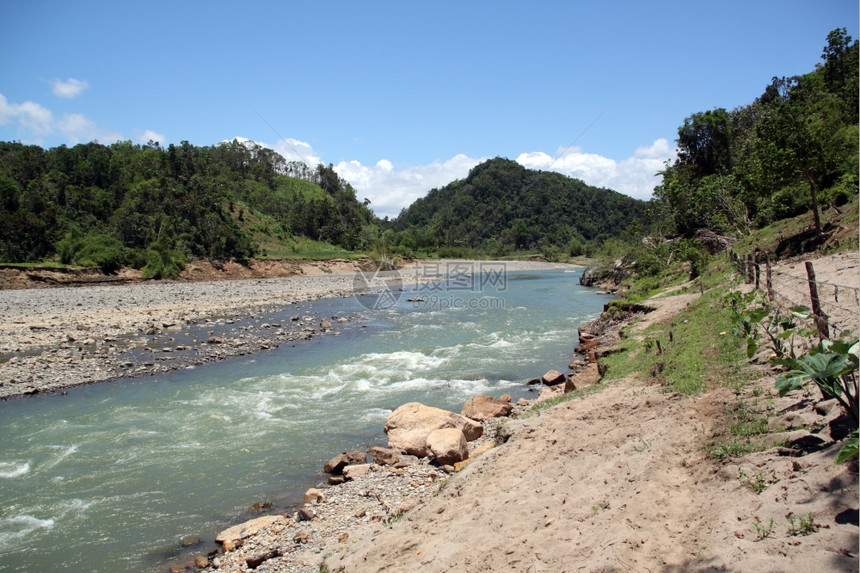 斐济农村地区沙和快速河流图片