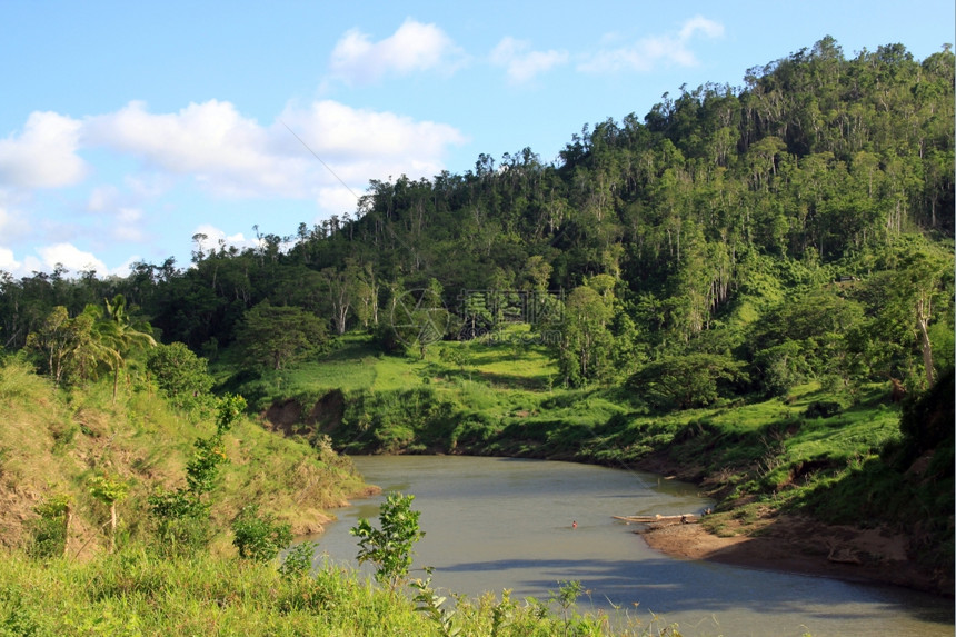 斐济农村地区绿色山丘阴影和河流图片