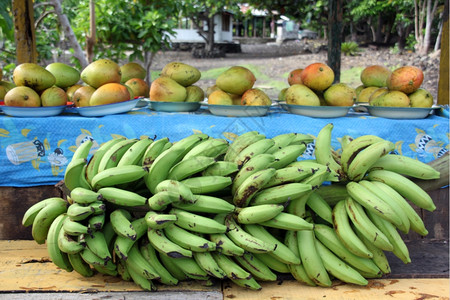 萨瓦伊萨摩亚瓦伊公路附近的摊位上热带水果背景