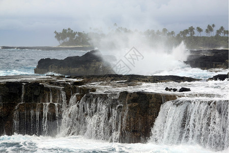 萨摩亚沿海的岩石和水高清图片