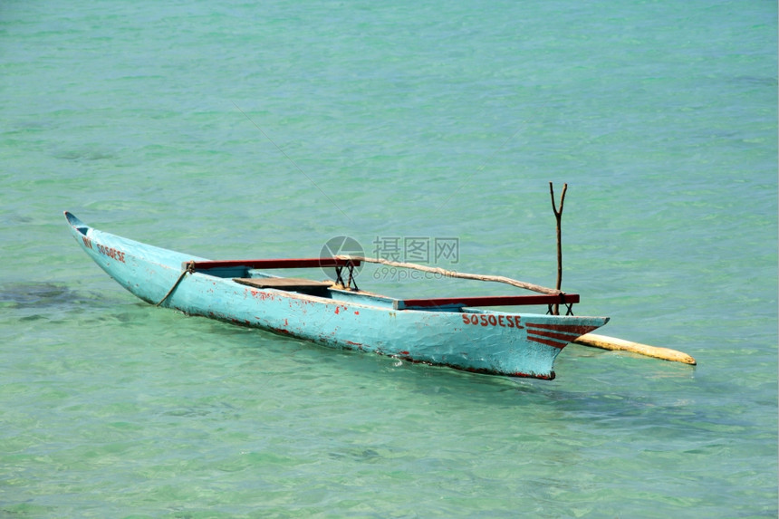 萨摩亚水上小型传统木制船图片