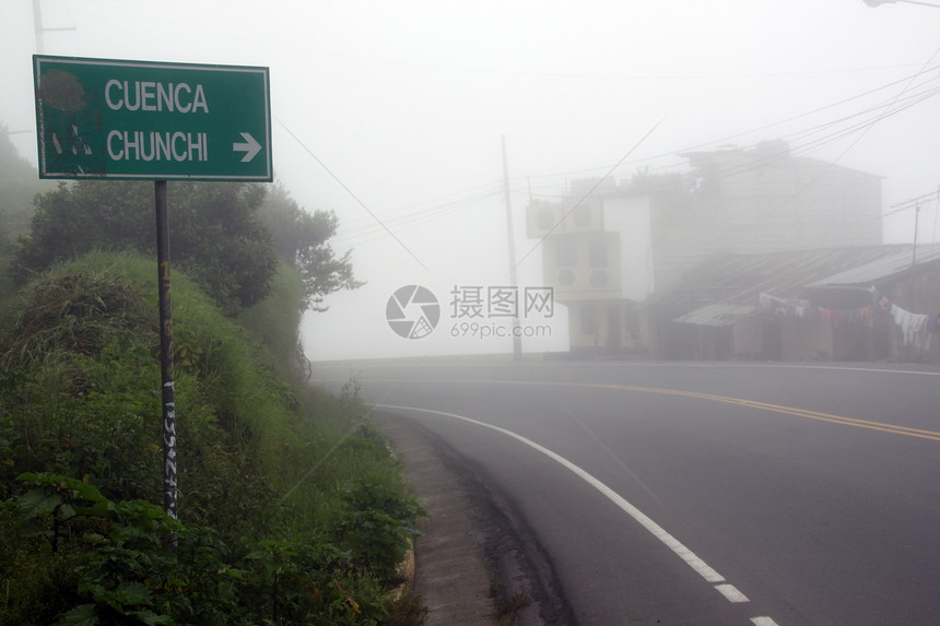 厄瓜多尔Cuenca附近路上的迷雾图片