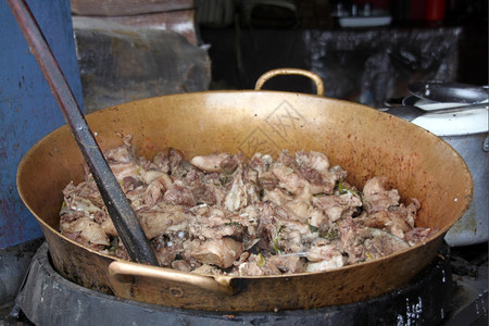 在昆卡餐桌上的椰子碗里肉图片