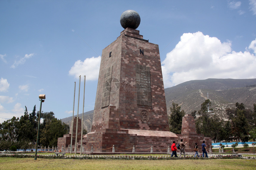 厄瓜多尔基附近MitaddelMundo纪念碑图片