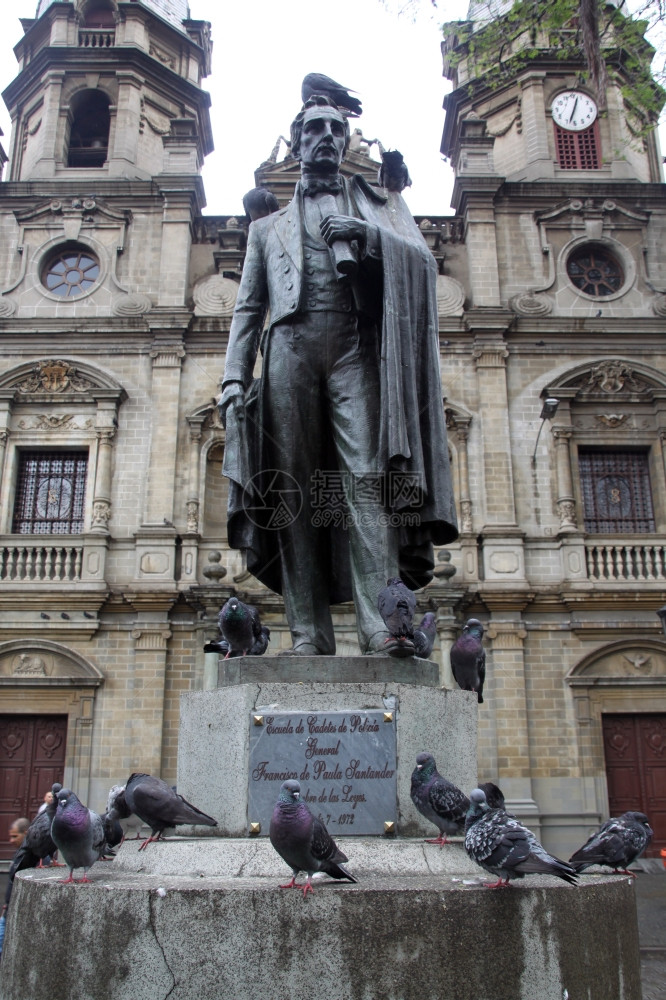 哥伦比亚梅德林街上的纪念碑和鸽子图片