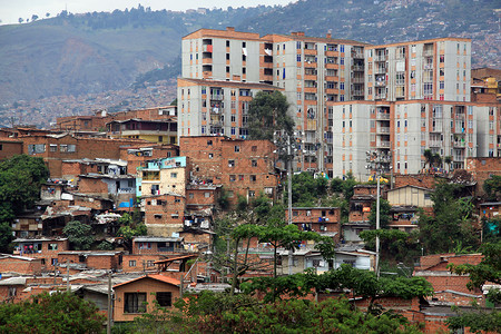 哥伦比亚Medelyn郊区的贫困和住房高清图片