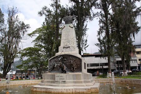 委内瑞拉梅里达喷泉上的将军大人铜纪念碑背景图片