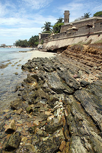 委内瑞拉Pampatar海滩的堡垒和岩石图片