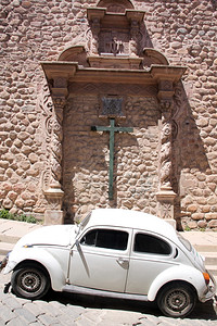 玻利维亚波托西街上的圣弗朗斯科教堂和汽车墙图片