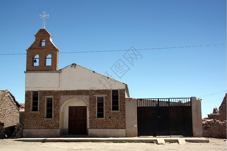 玻利维亚Uyuni盐湖附近村教堂图片