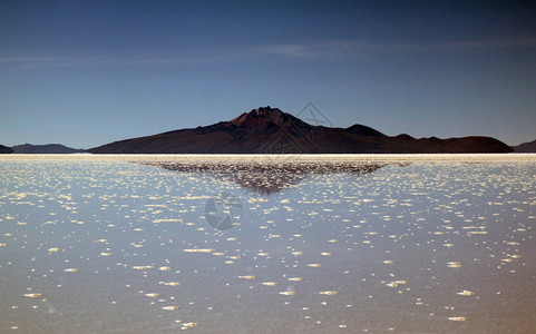 玻利维亚的Uyuni山盐湖和Uyuni高清图片