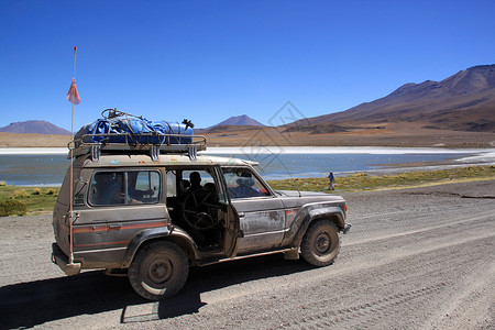 玻利维亚Uyuni附近盐湖公路上的汽车图片